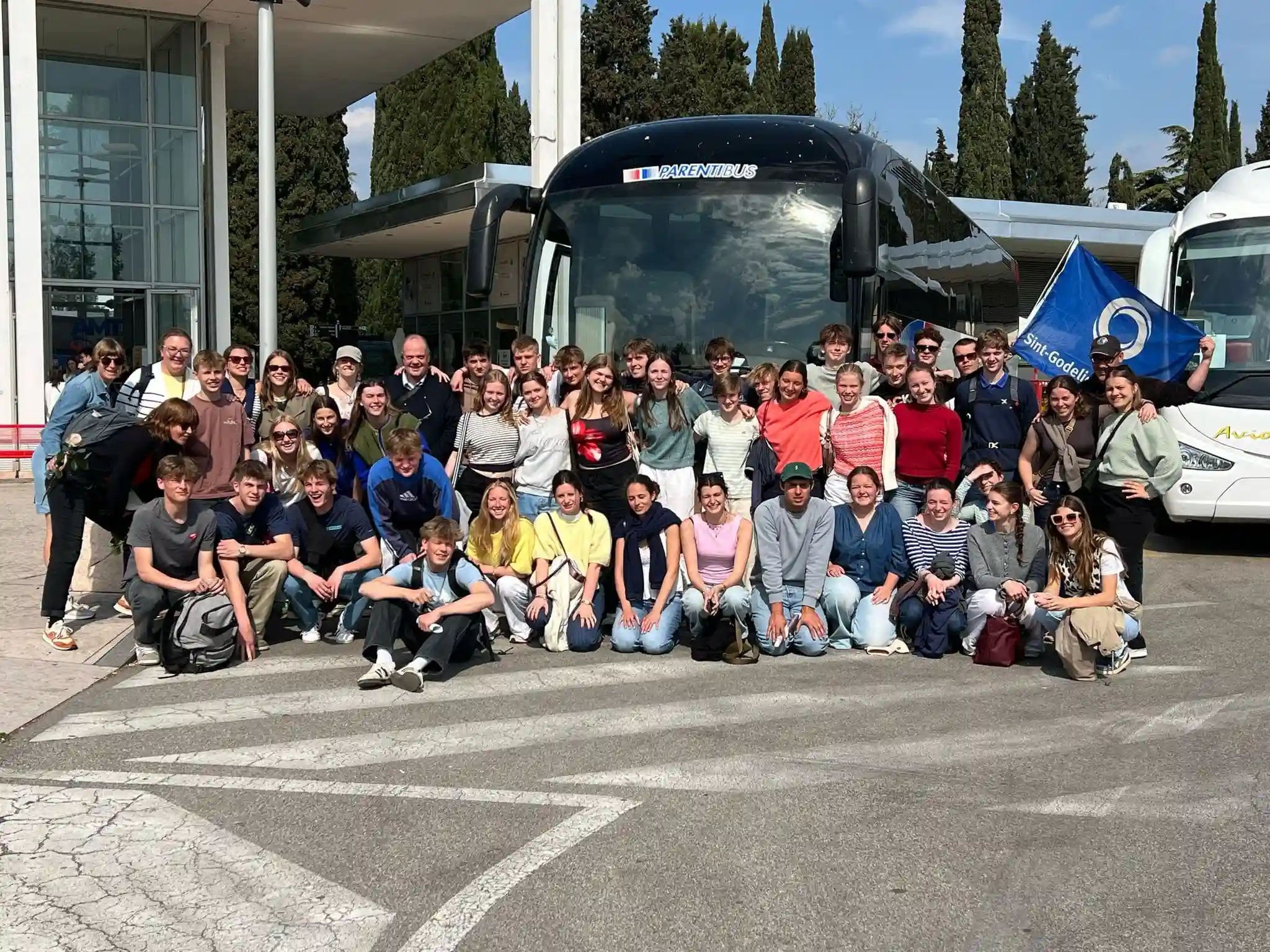 Groep reizigers van Solmar bij een touringcar