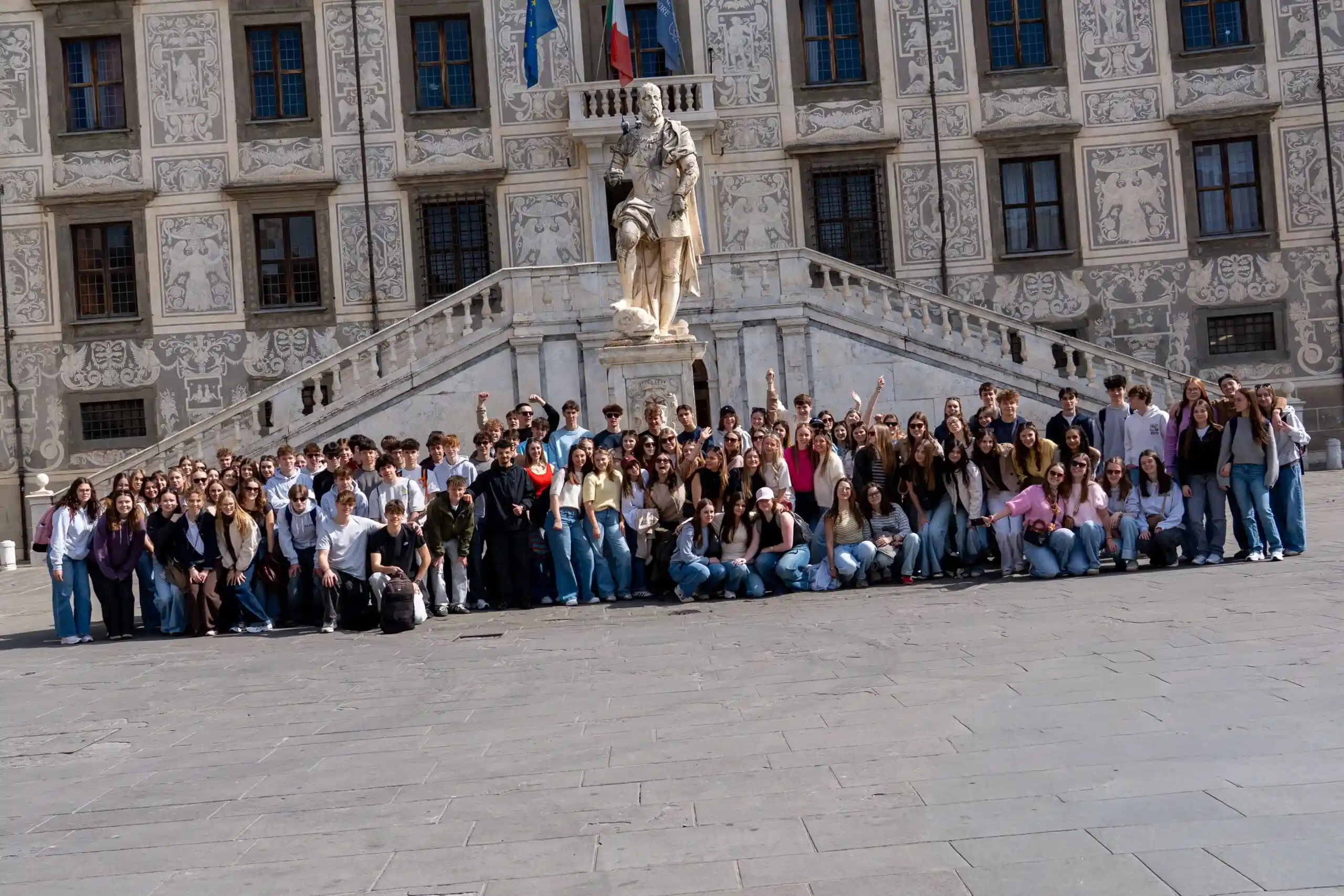 Grote schoolgroep van Solmar voor een historisch gebouw