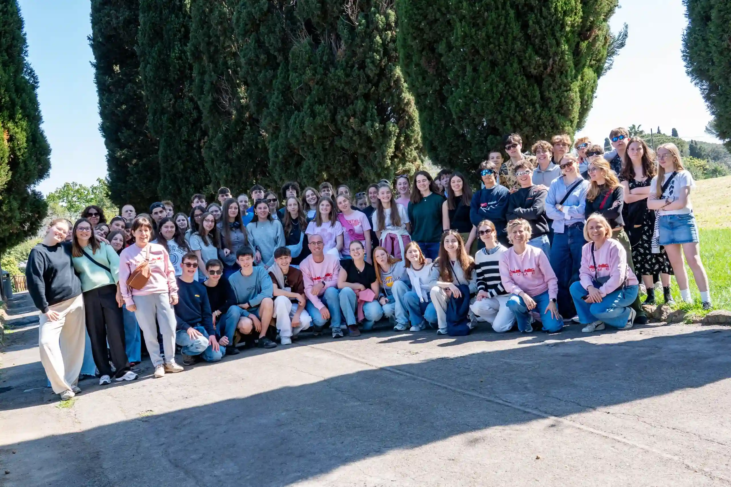 Schoolgroep van Solmar op een plein