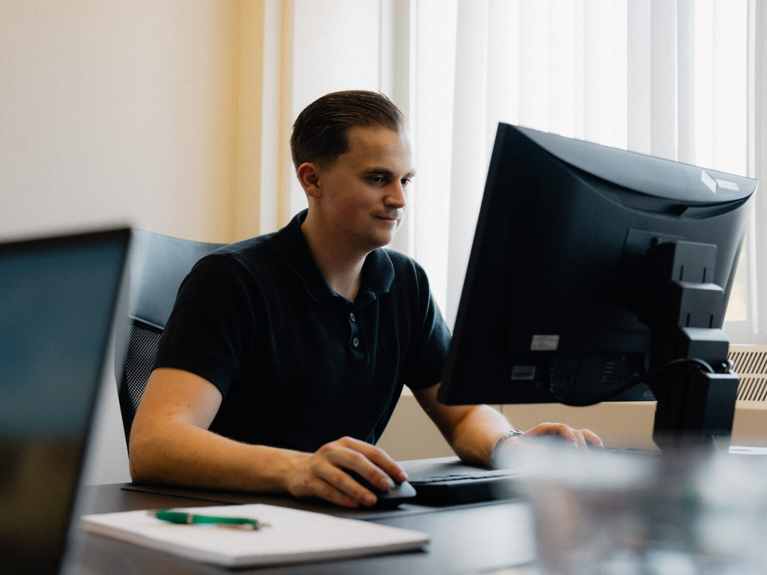 Medewerker van Anivation werkt achter de computer