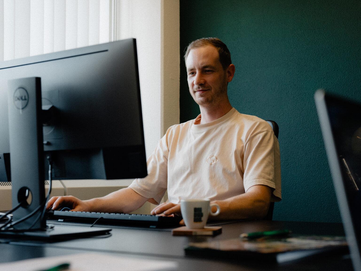 Bram van Dinteren, webdeveloper bij Anivation, aan het werk
