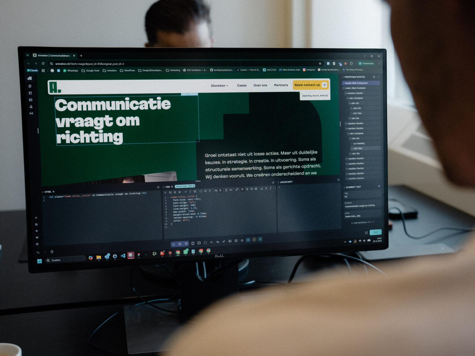 Website van Anivation in de editor op een beeldscherm