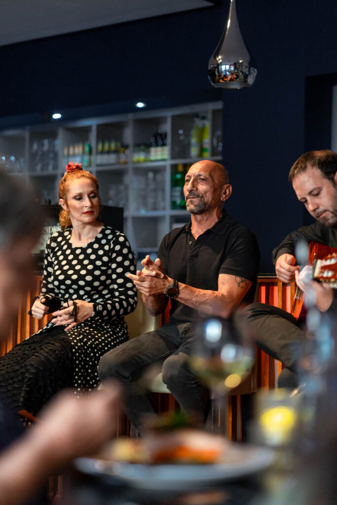 Flamenco-artiesten met gitaar aan de bar van Vino Mío