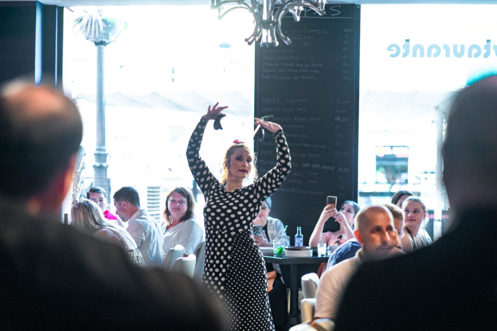 Flamencodanseres tussen de gasten in het restaurant van Vino Mío