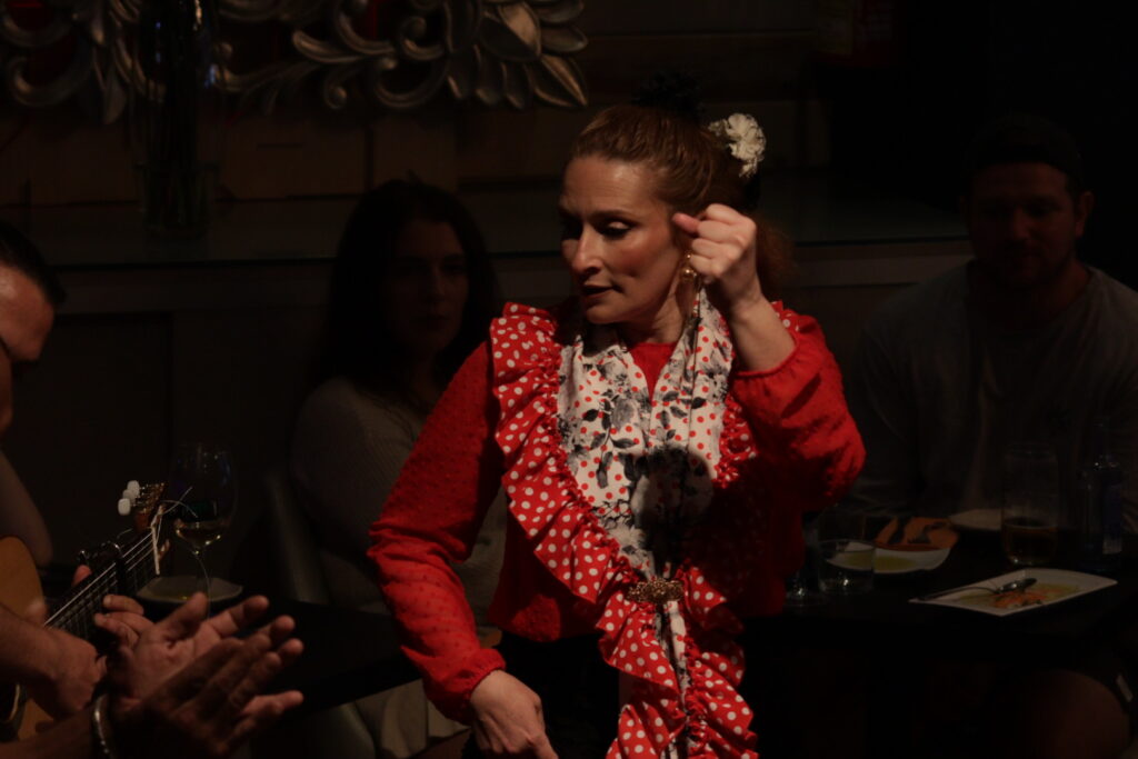 Flamencodanseres in rode jurk tijdens een optreden bij Vino Mío