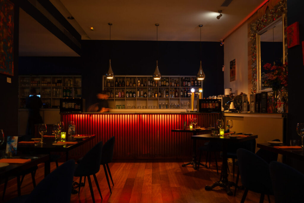 Sfeervol interieur en bar van restaurant Vino Mío