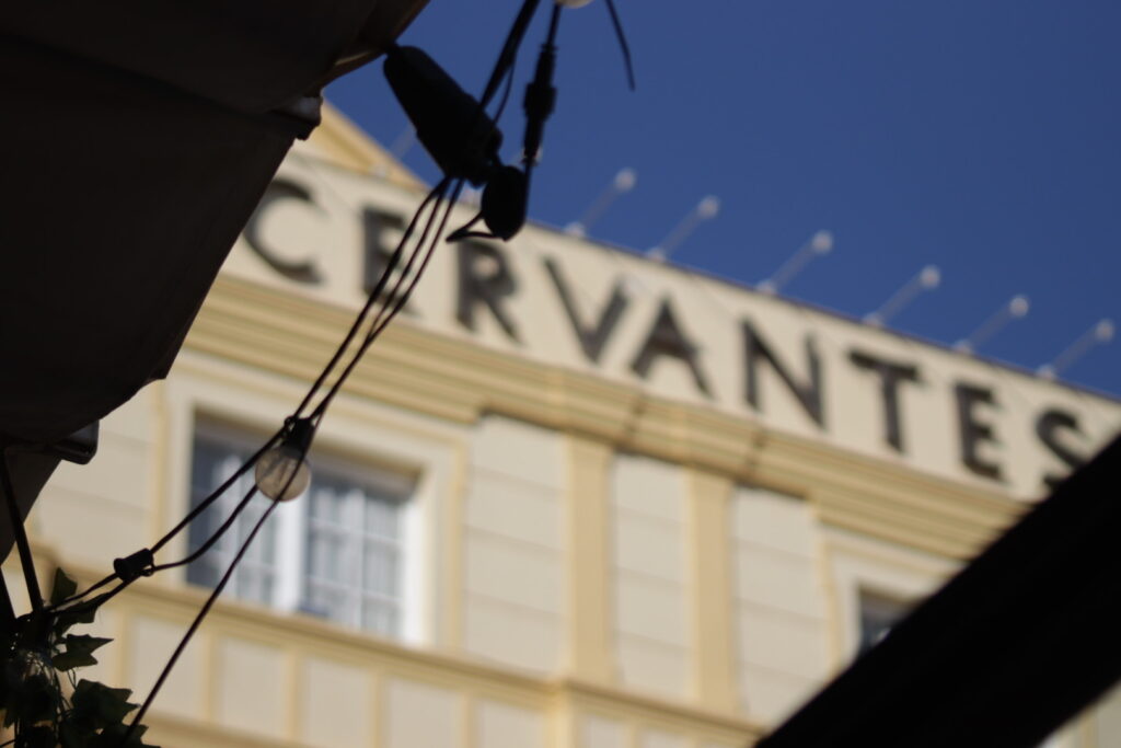 Teatro Cervantes in Málaga, naast Vino Mío